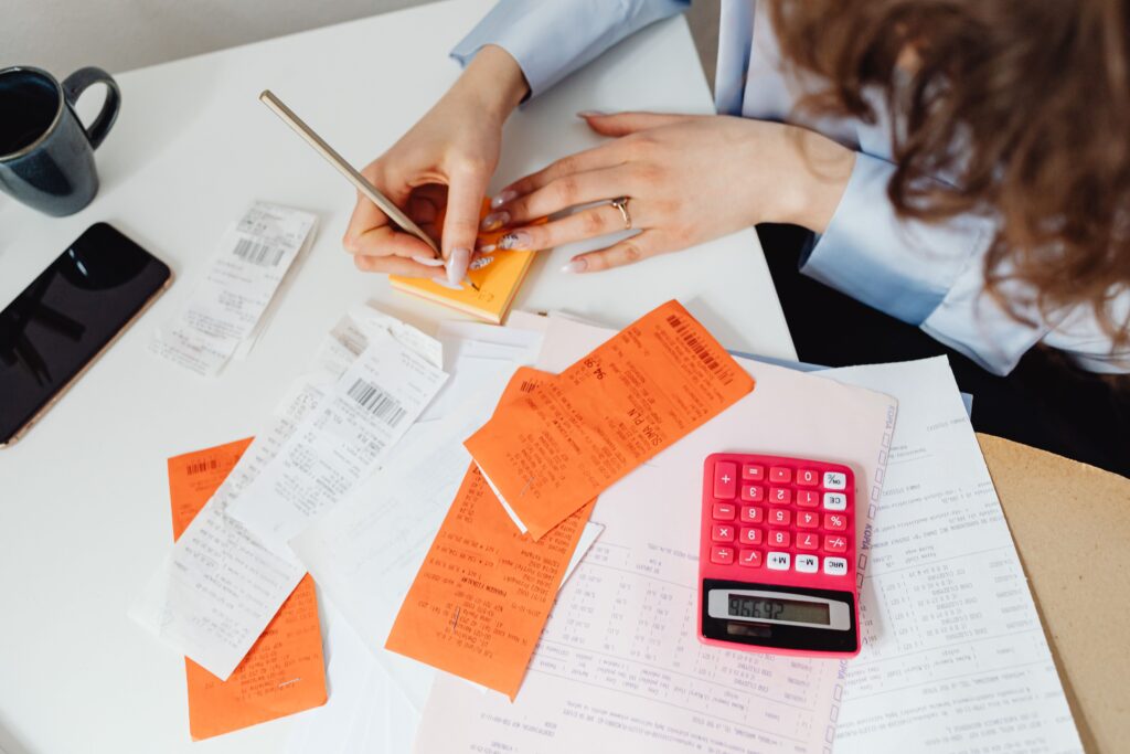 Restaurant accountant fees UK calculator and invoice for restaurants and cafes
